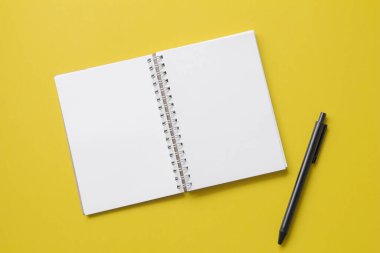 sarı arkaplanda defter ve kalem