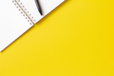 Sarı kağıt ve kalem.