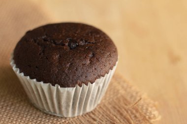 Kahverengi buruşuk kağıtta, fotokopi alanı olan çikolatalı kek..
