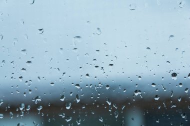 Cam pencereye yağmur damlaları.