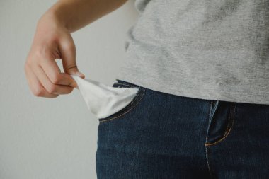 Cebini kapatarak parası olmadığını gösteren bir kadın..