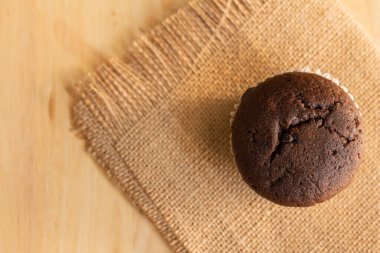 Kahverengi ahşap üzerinde çikolatalı kek ve fotokopi alanı.