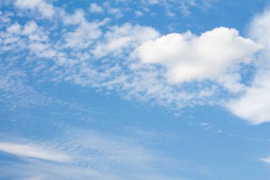 Mavi gökyüzü bulutu.