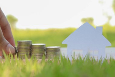 Çimlerde evi olan sikkeler.