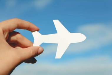 Gökyüzünde bir uçak