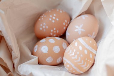 Paskalya yumurtalarını kağıt arkaplan üzerine kopyala. Üst görünüm. Düz görünüm.