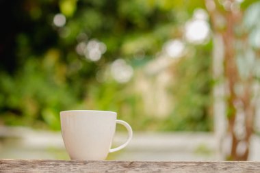 Sabah güneşinde masada bir fincan sıcak kahve..