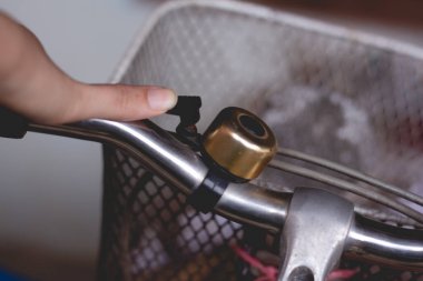 Yaşlı bisiklet zili olan kadın eli.