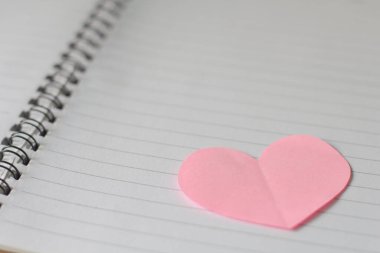 Boş defterli pembe kalp kağıdı, aşk konsepti, sevgililer günü..