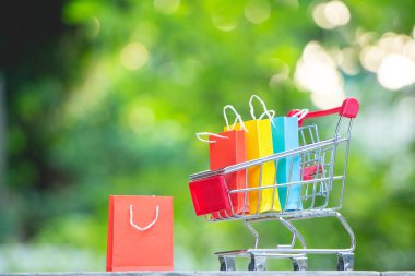 Minyatür alışveriş arabasında kağıt torbalar, online alışveriş, e-ticaret..