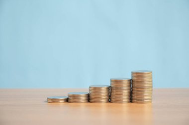 Tahta masa üzerinde para yığını. Para biriktirmek ya da büyüyen iş konsepti.