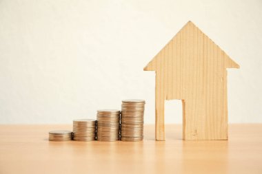 ev ve paralar ahşap masada..