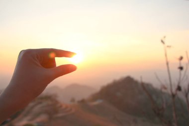 Ya el ele tutuşun ya da güzel doğayla güneşi yakalayın. Gün batımını vanilya gökyüzü ile dağda tatil yapın..