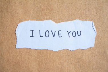 Kahverengi kağıtta seni seviyorum mesajı..