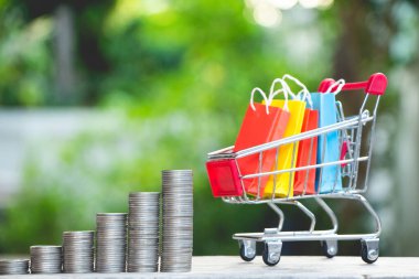 Tramvayda ya da alışveriş arabasında renkli kağıt alışveriş torbaları. E-ticaret konsepti..