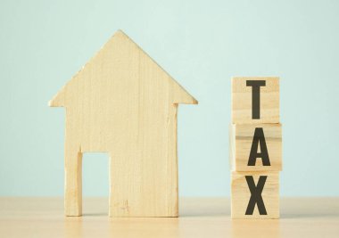 Tahta blokta kelime vergisi olan ahşap ev. 