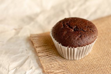 Kahverengi buruşuk kağıtta, fotokopi alanı olan çikolatalı kek..
