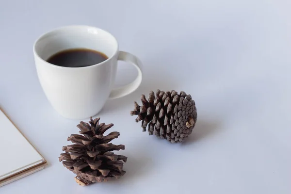 Xícara Branca Café Preto Com Cone Pinho Seco Mínimo — Fotografia de Stock