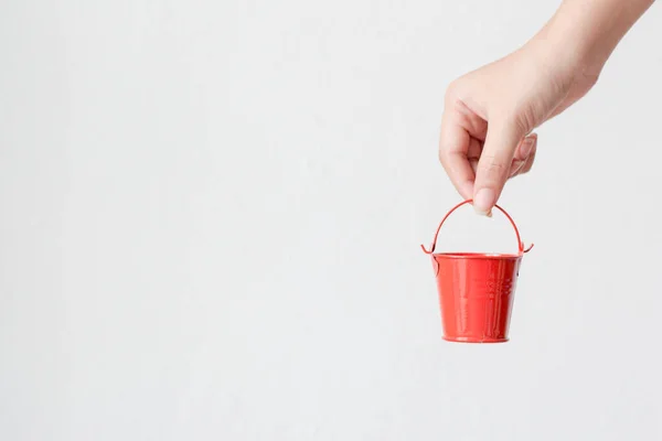 Mano Sosteniendo Pequeño Cubo Rojo Sobre Fondo Blanco —  Fotos de Stock