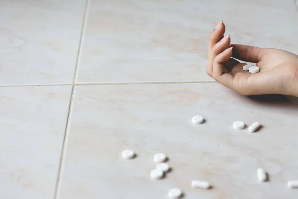 Mano Con Pillole Sul Pavimento Donna Suicidio Prendendo Farmaci Overdose — Foto Stock