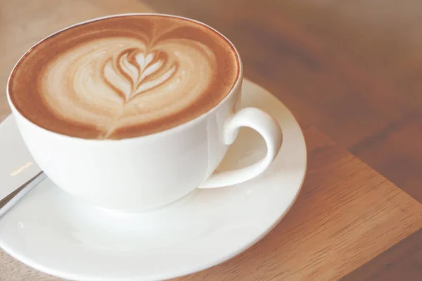 Bir Fincan Sıcak Kahve Ahşap Masada Latte Sanatı Kafede — Stok fotoğraf