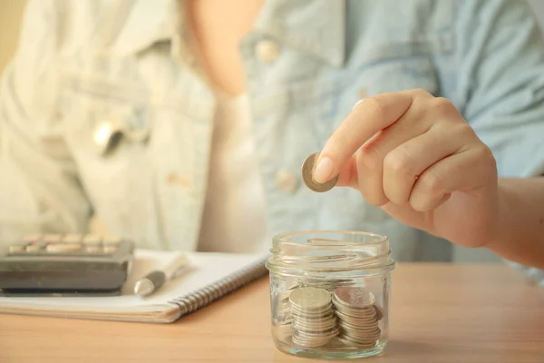 Mujer Negocios Mano Poner Moneda Jar Saving Vidrio Dinero Concepto — Foto de Stock