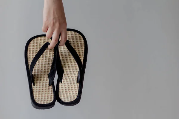 Frauen Tragen Sandalen Auf Grauem Hintergrund — Stockfoto