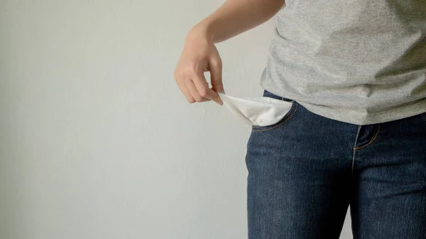 Cebini Kapatarak Parası Olmadığını Gösteren Bir Kadın — Stok fotoğraf