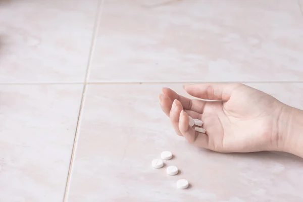 Mano Con Pillole Sul Pavimento Donna Suicidio Prendendo Farmaci Overdose — Foto Stock