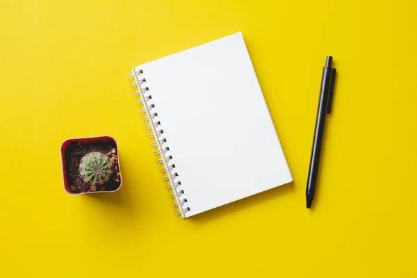 Abra Caderno Branco Com Caneta Cacto Estilo Amarelo Background Minimal — Fotografia de Stock