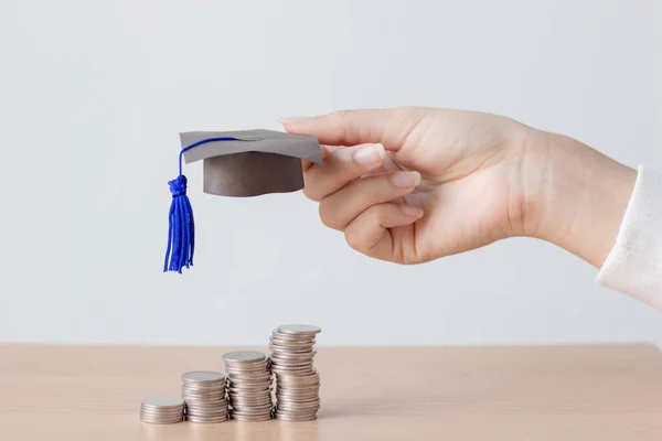 Hand Houden Graduatie Cap Met Stapel Munten Geld Besparen Beurs — Stockfoto