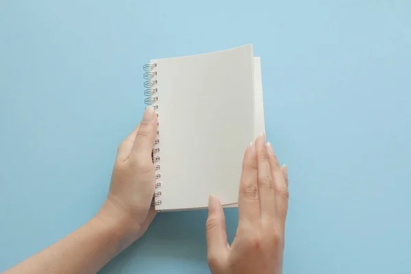 Kézi Nyitott Notebook Kék Háttér — Stock Fotó