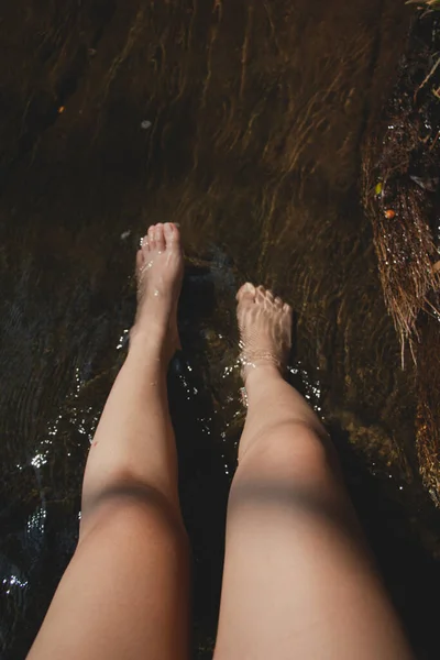 Woman Relaxing Dipping Feet Water Rock Background — Stock Photo, Image