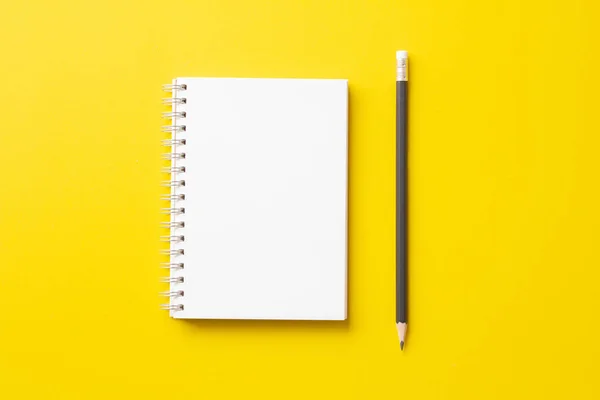 Cuaderno Blanco Con Lápiz Amarillo Background Minimal Style Top Ver —  Fotos de Stock