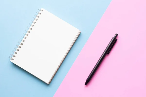 Posa Piatta Notebook Con Penna Sfondo Colore Blu Pastello Rosa — Foto Stock