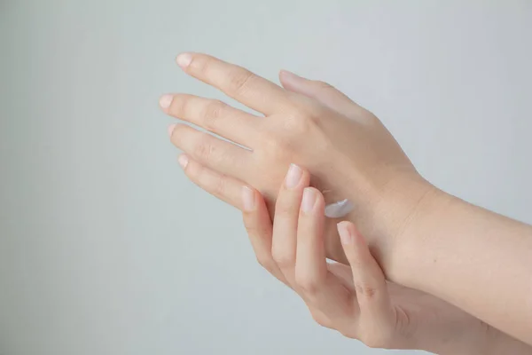 ハンドクリームを適用する女性の手 — ストック写真