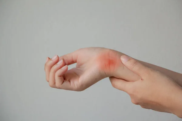 女性の腕は コンピュータ上の長時間の作業によって引き起こされる彼女の痛みを伴う手首を保持します ラップトップ — ストック写真