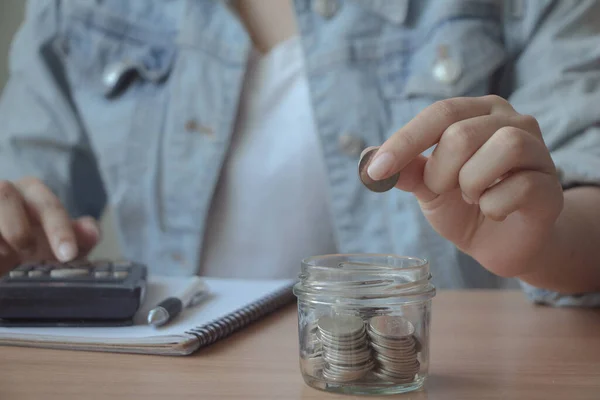 Vrouwelijke Hand Steken Geld Glazen Pot Rekenen Rekenmachine — Stockfoto