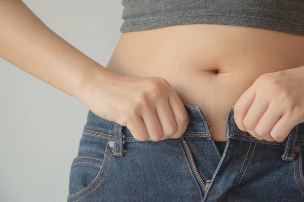 Dicke Frau Trägt Jeans Hände Die Die Hose Nicht Schließen — Stockfoto