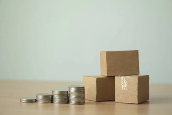 Pila Monedas Con Caja Paquete Mesa Creciente Beneficio Del Concepto — Foto de Stock