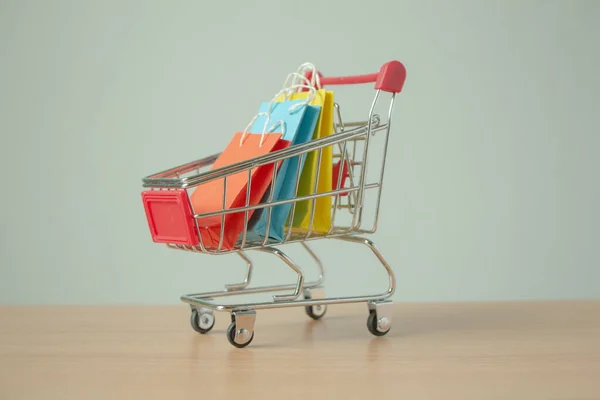 Pequeño Bolso Compras Con Carrito Compras Mesa Concepto Compras Línea —  Fotos de Stock