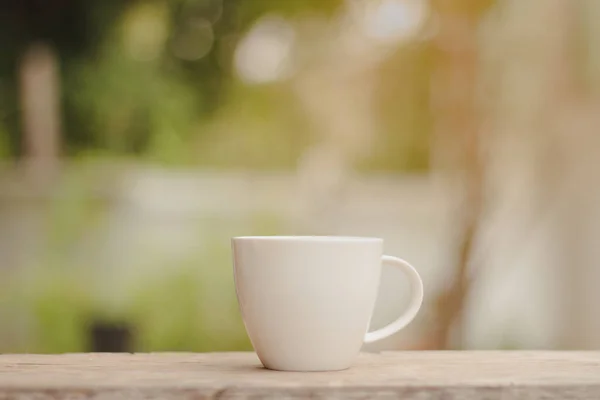 Sabah bir fincan sıcak kahve, yeşil bokeh arka plan. Anlaşıldı..