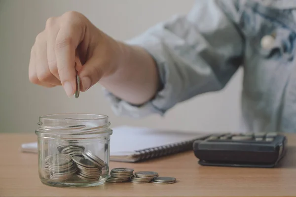 Zakenvrouw Hand Zetten Munt Glas Jar Saving Geld Financieel Concept — Stockfoto