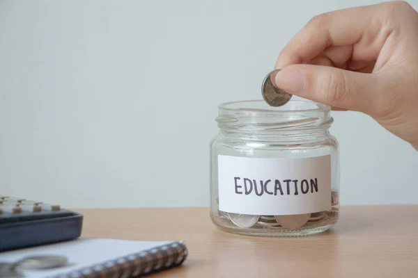 Pénzt Takarít Meg Azzal Hogy Jövőben Pénzt Takarít Meg Oktatásban — Stock Fotó