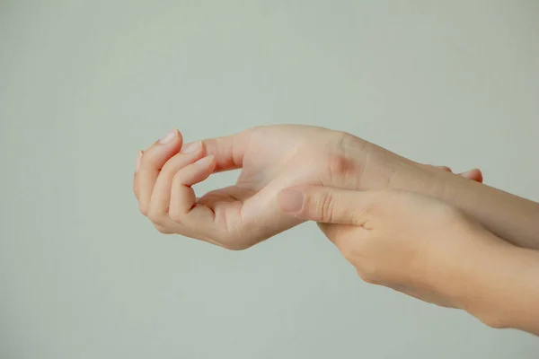 Θηλυκά Χέρια Που Κρατούν Τον Επώδυνο Καρπό Της Που Προκαλείται — Φωτογραφία Αρχείου
