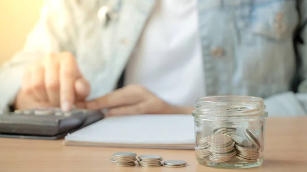 Munten Glazen Pot Geld Besparen Vrouwelijke Rekenen Rekenmachine — Stockfoto