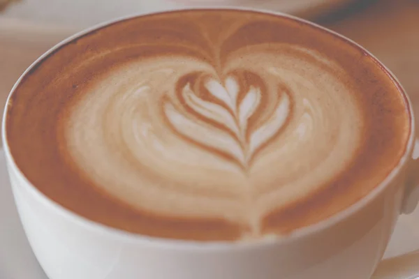 Κοντινό Πλάνο Κύπελλο Καφέ Latte Τέχνης Στην Καφετέρια Vintage Χρώμα — Φωτογραφία Αρχείου