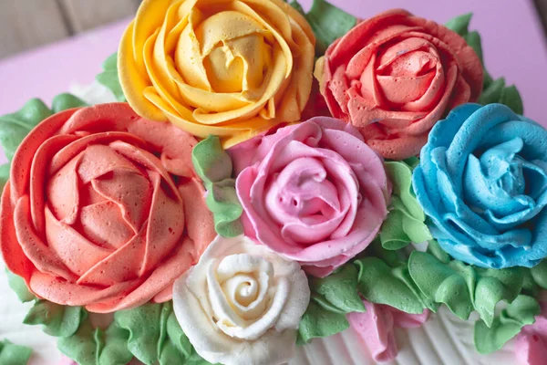 Cake Flowers Rose Wood Background Top View — Stock Photo, Image