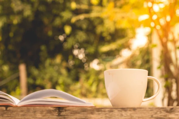 Tazza Caffè Caldo Con Libro Sul Tavolo Sfondo Luce Del — Foto Stock