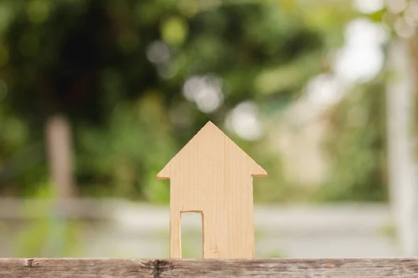 Casa Legno Miniatura Sfondo Verde Con Luce Del Sole Casa — Foto Stock